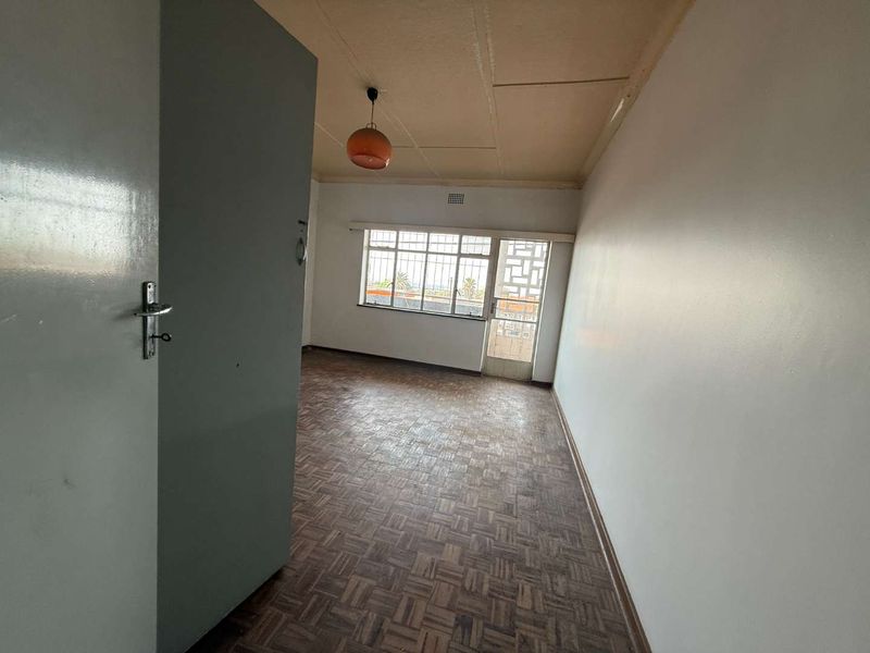 Spacious 2-Bedroom Upstairs Unit – Prime Location - Photo 8