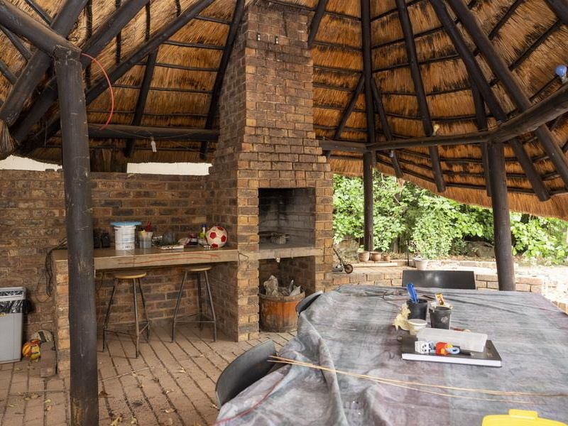 SPACIOUS FAMILY HOME WITH BONUS BACHELOR FLAT - Photo 5