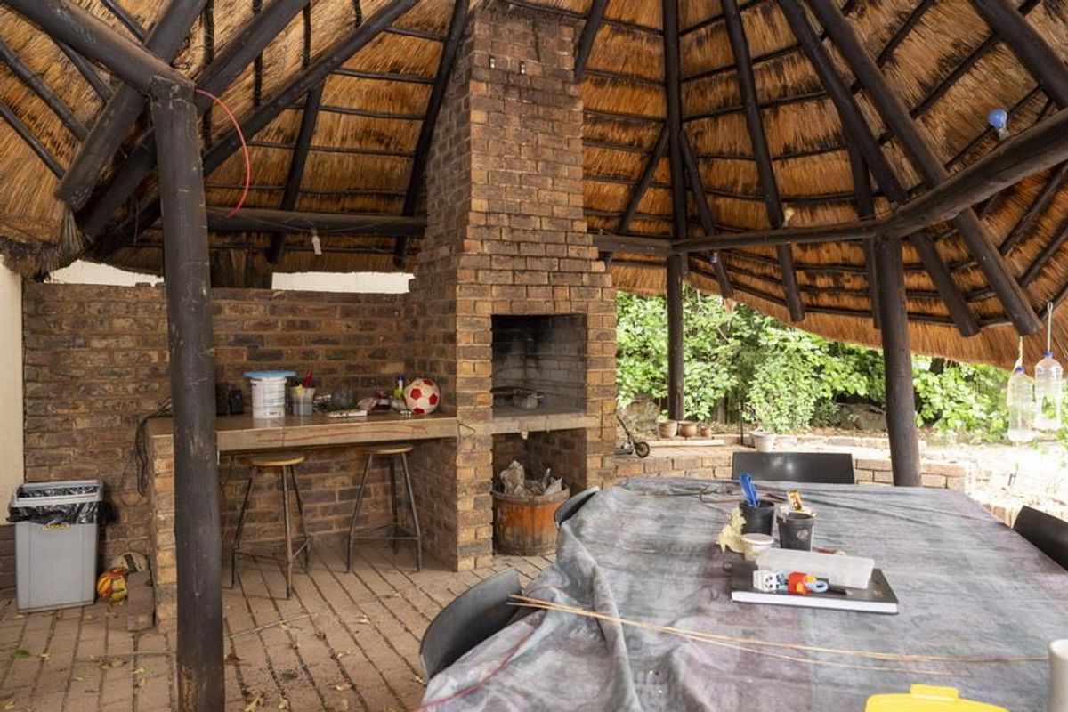 SPACIOUS FAMILY HOME WITH BONUS BACHELOR FLAT - Photo 5