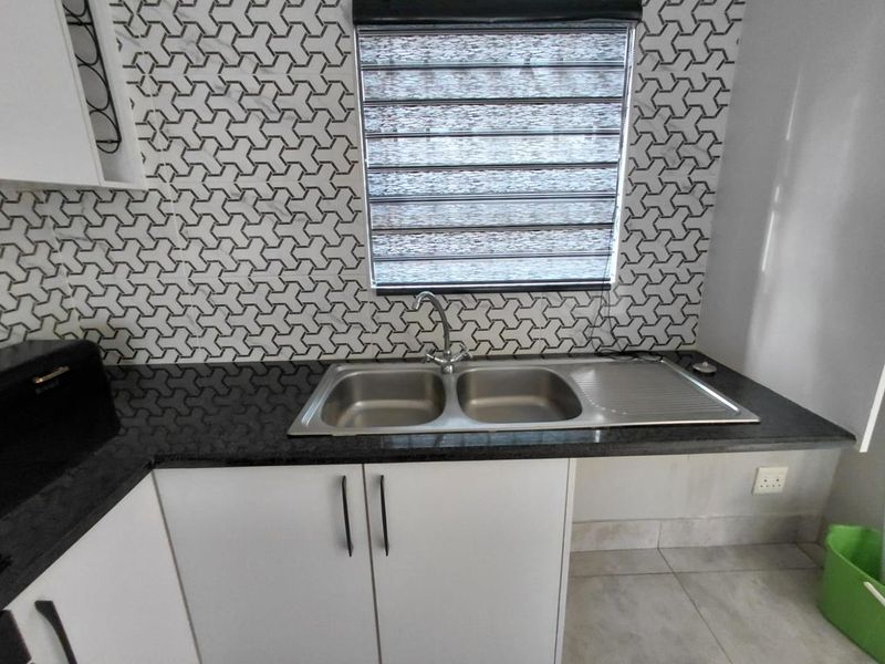 Lovely 2 Bed 1 Bath ground floor unit - Photo 5