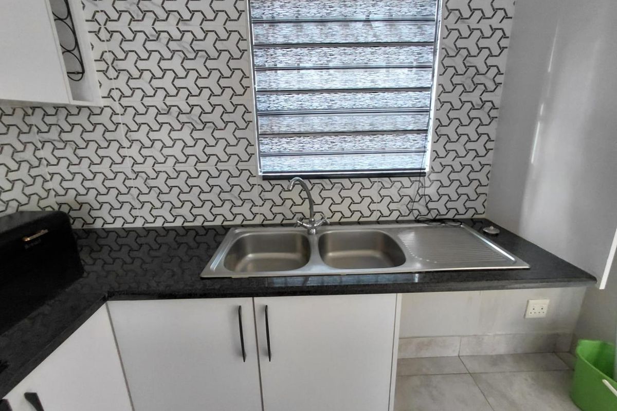 Lovely 2 Bed 1 Bath ground floor unit - Photo 5