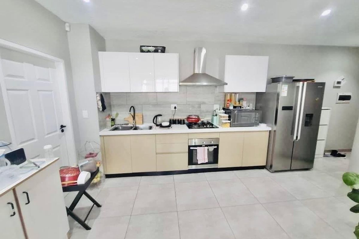 Under Contract - Photo 3