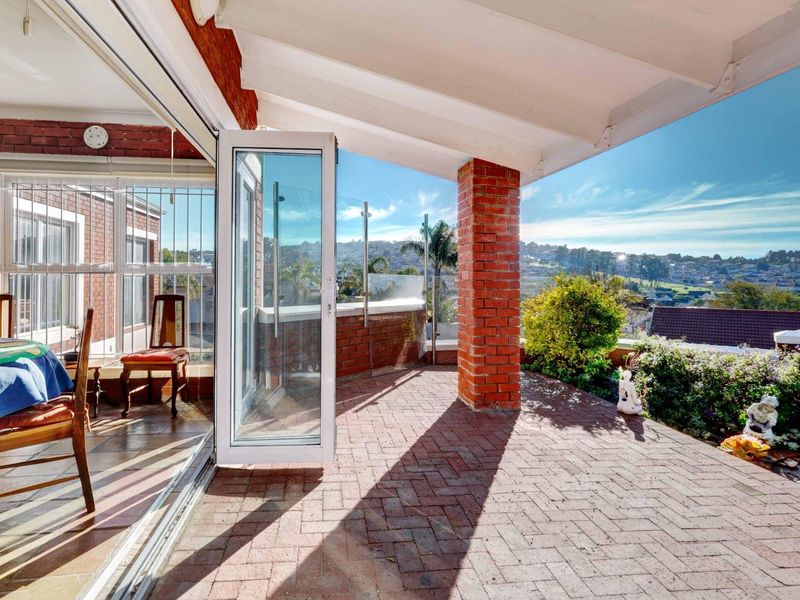Well loved, cosy home, located in popular security complex. - Photo 5