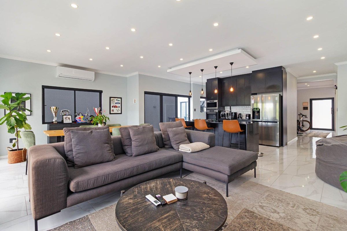 Perfect Entertainer’s Home in Sought-After Sagewood Estate - Photo 2