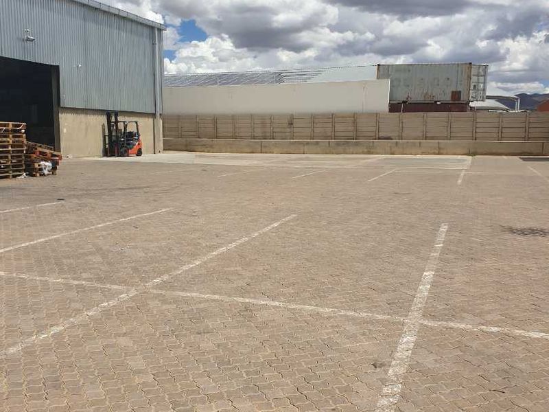 NEAT LINK FRIENDLY WAREHOUSE TO LET - Photo 4