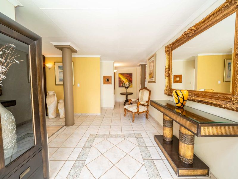 5 Bedroom Family Home with Private 2-Bedroom Guest Wing in Farrarmere - Photo 2