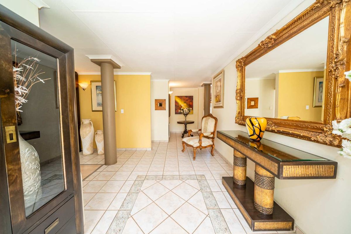 5 Bedroom Family Home with Private 2-Bedroom Guest Wing in Farrarmere - Photo 2