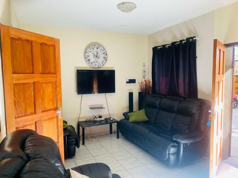 TOWNHOUSE FOR SALE - WINDHOEK WEST - Photo 2