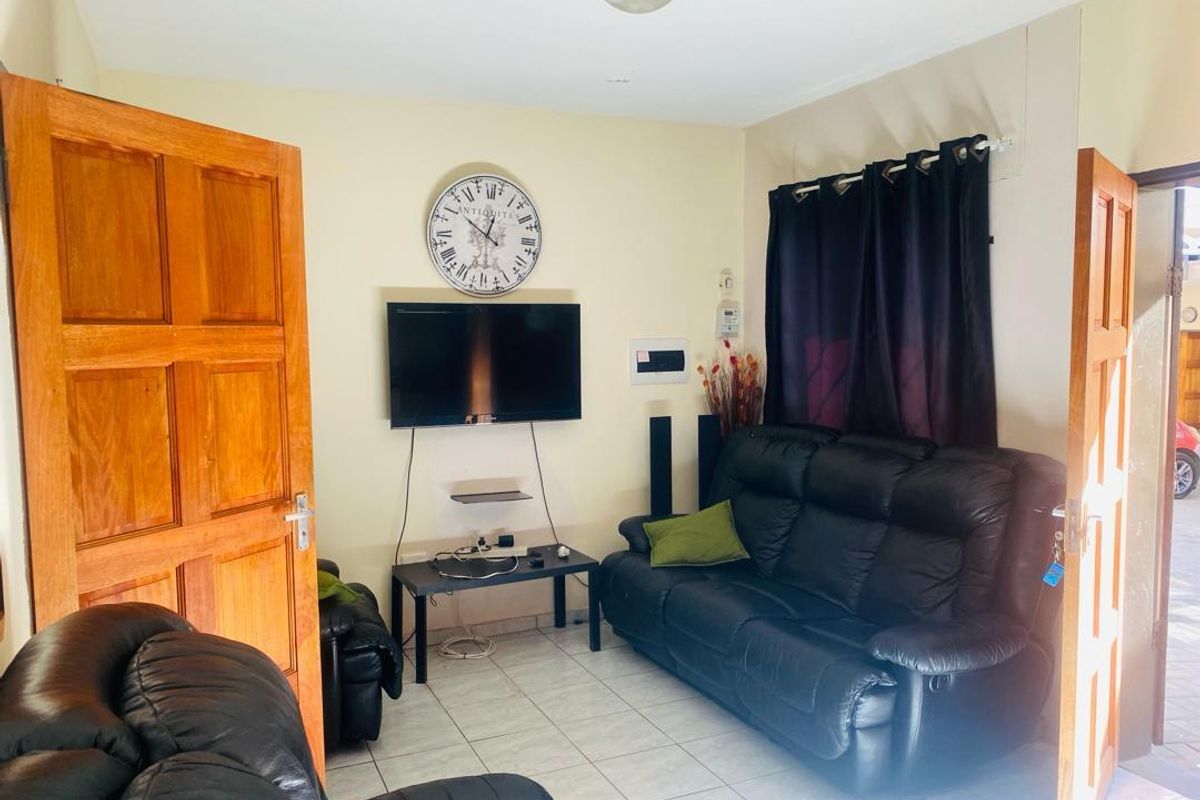 TOWNHOUSE FOR SALE - WINDHOEK WEST - Photo 2