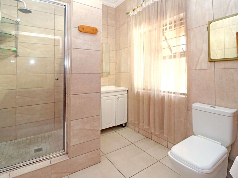 FAMILY HOME SITUATED IN AN ENCLOSED CIRCLE THAT IS LIKE A PARK - Photo 5