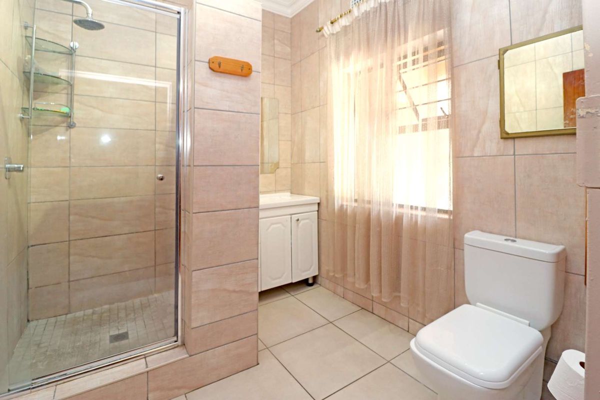 FAMILY HOME SITUATED IN AN ENCLOSED CIRCLE THAT IS LIKE A PARK - Photo 5