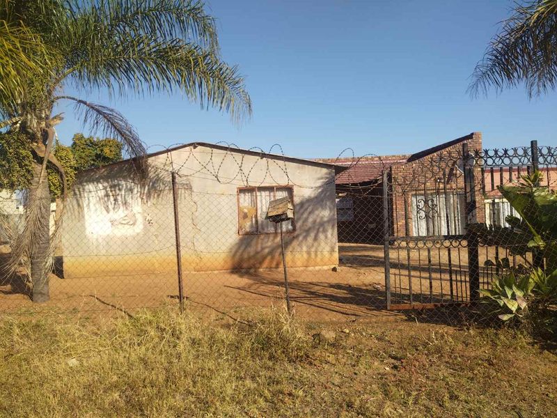 RDP house and 1 bedroom house for sale in Soshanguve South - Photo 4