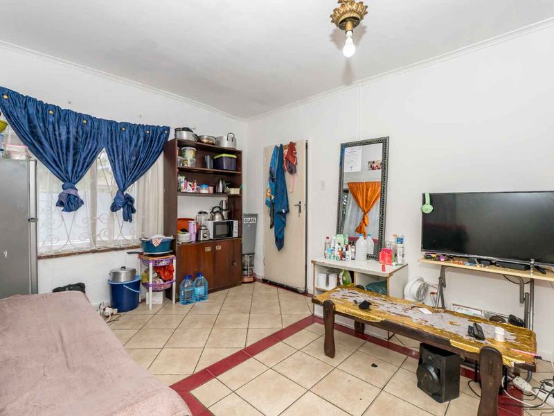 Family Home or Investment Property in Wynberg - Photo 3