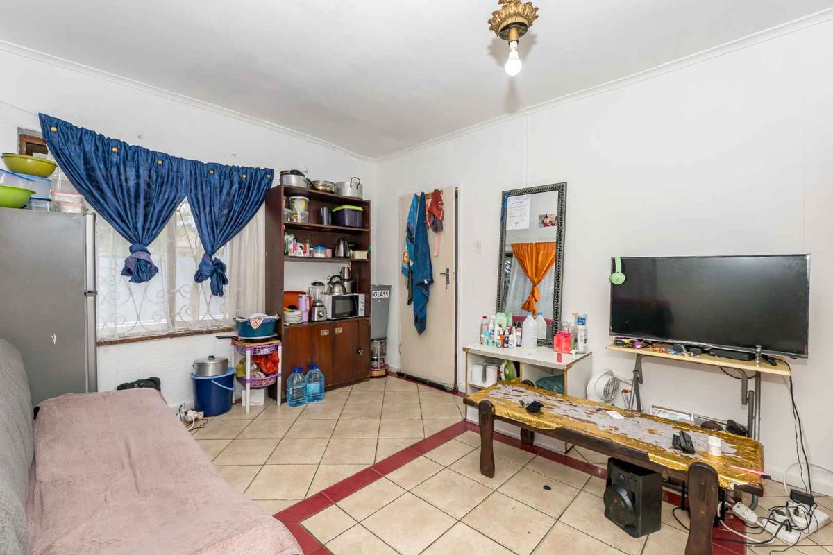 Family Home or Investment Property in Wynberg - Photo 3