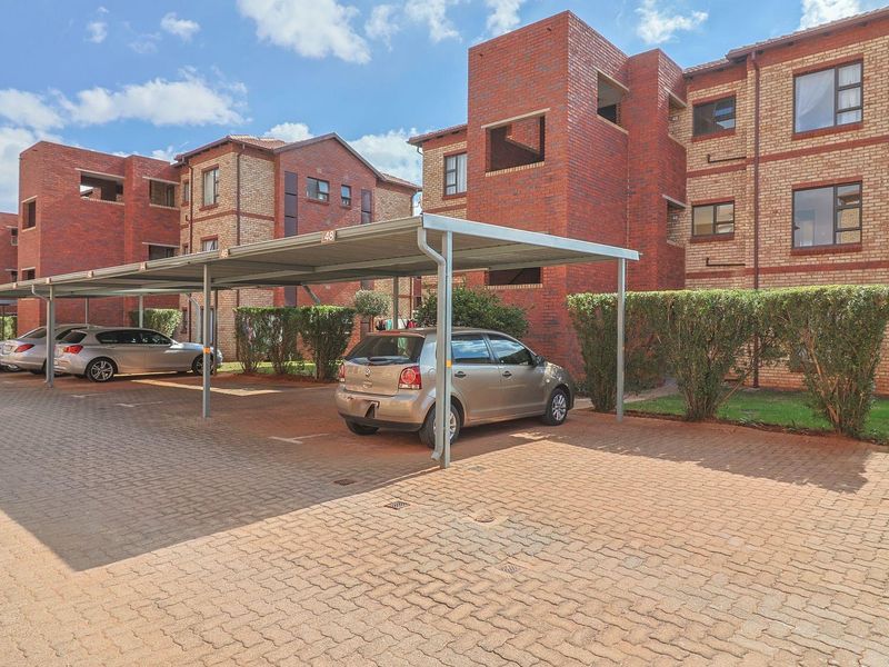 2 BEDROOM 2 BATHROOM APARTMENT WITH LOW LEVIES. - Photo 4