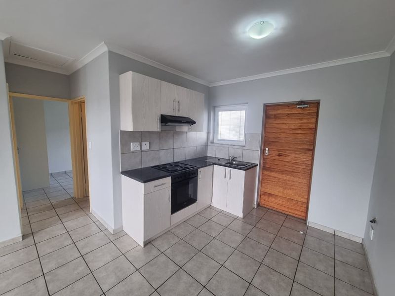 Spacious Unfurnished 2-Bedroom Apartment To Rent in Paarl - Photo 3