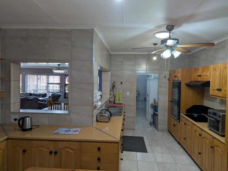 Large 5 Bedroom House for Sale in FraaiUitsig - Photo 3