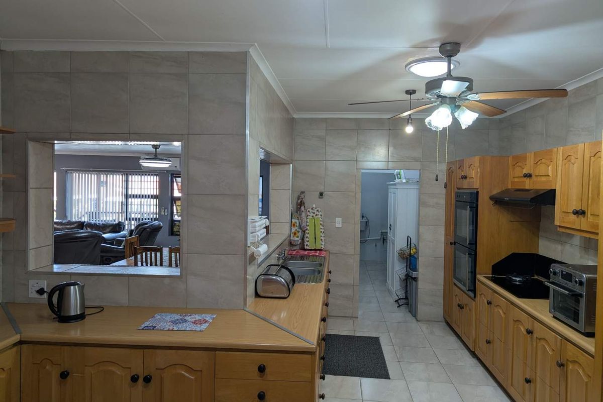 Large 5 Bedroom House for Sale in FraaiUitsig - Photo 3