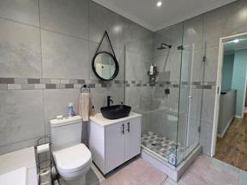 Modern 2 Bedroom Townhouse. - Photo 4