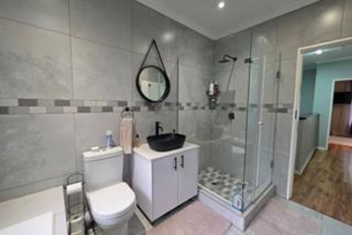 Modern 2 Bedroom Townhouse. - Photo 4