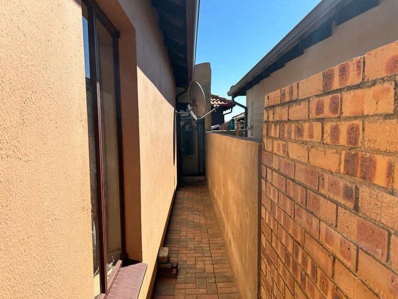 Clayville R 820 000- Neat House for Sale !! - Photo 4