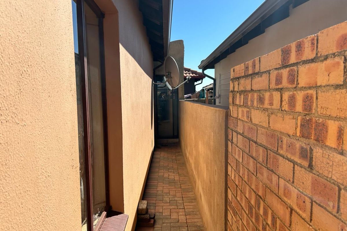Clayville R 820 000- Neat House for Sale !! - Photo 4