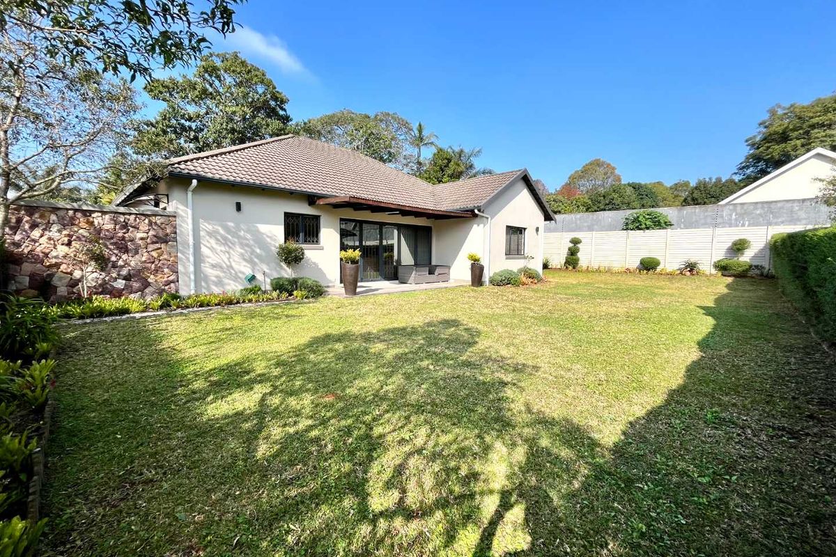 Stylish 3-Bedroom Family Home with Garden & Estate Amenities - Photo 2
