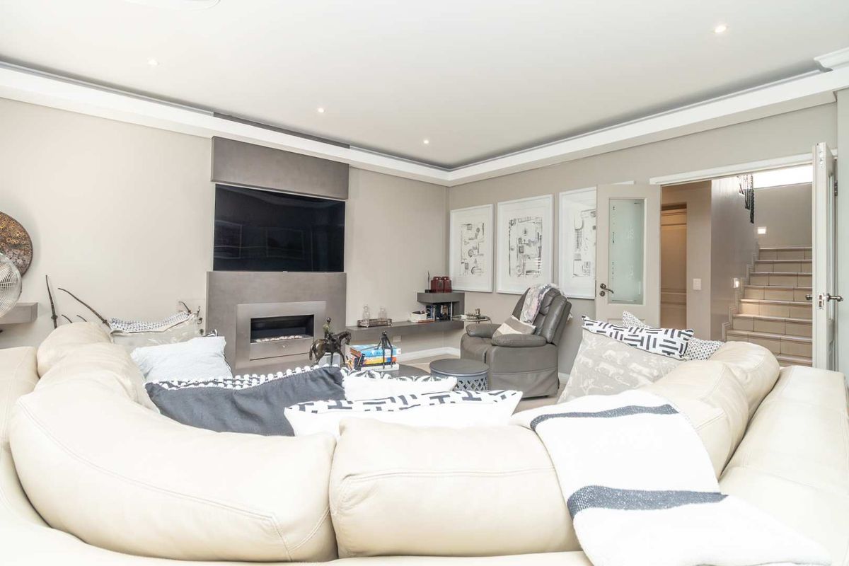 STYLISH AND  MODERN  4 BED CLUSTER HOME IN THE ICONIC CLUB TERRACE ESTATE IN LINKSFIELD - Photo 3