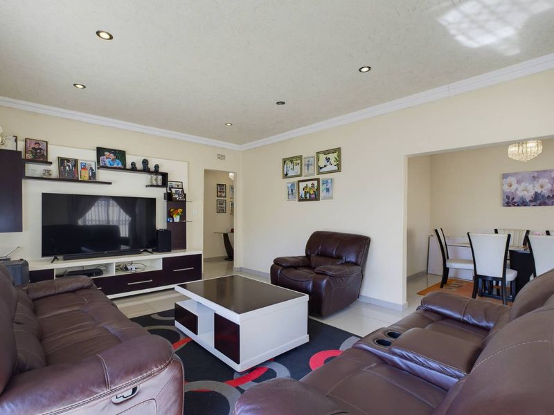 Family Home with Breathtaking Glenvista Views - Photo 5