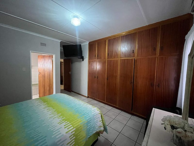 Spacious and immaculate family home in sought after area - Photo 4