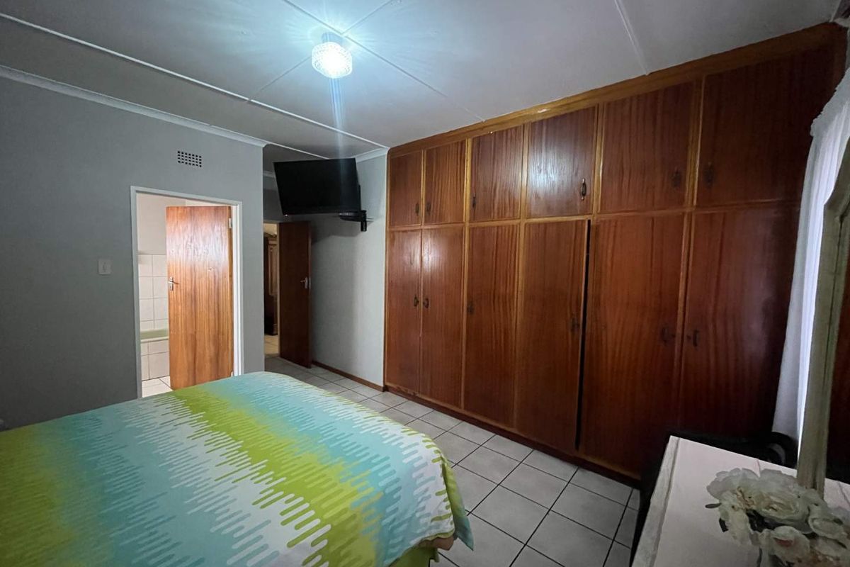 Spacious and immaculate family home in sought after area - Photo 4