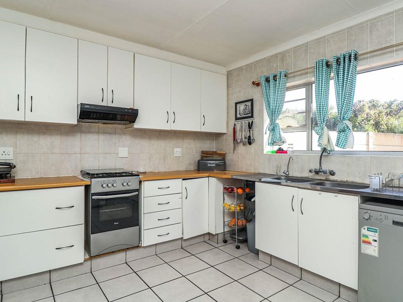 Charming Riverside Retreat with Versatile Living Options - Photo 5