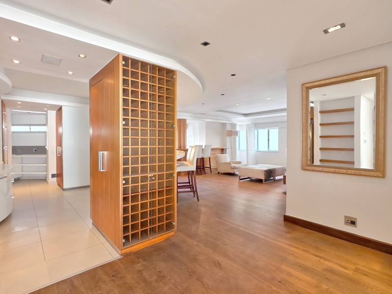 Elegant Coastal Living in the heart of Sea Point - Photo 8