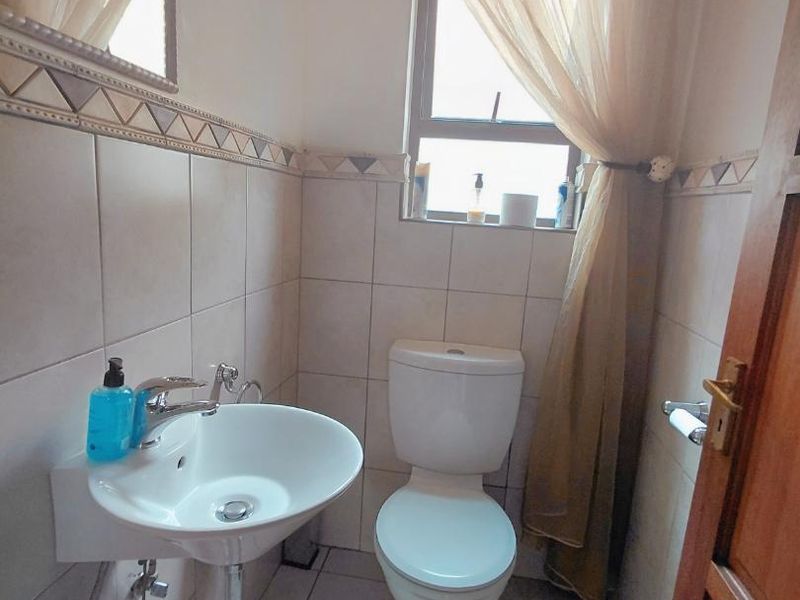 Luxury Redefined: Modern 4-Bedroom with Pool! - Photo 6