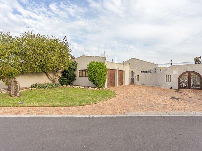 Three Bedroom Home with Entertainment Area and Mancave/Outside Office - Photo 4