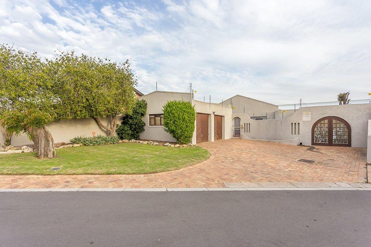 Three Bedroom Home with Entertainment Area and Mancave/Outside Office - Photo 4