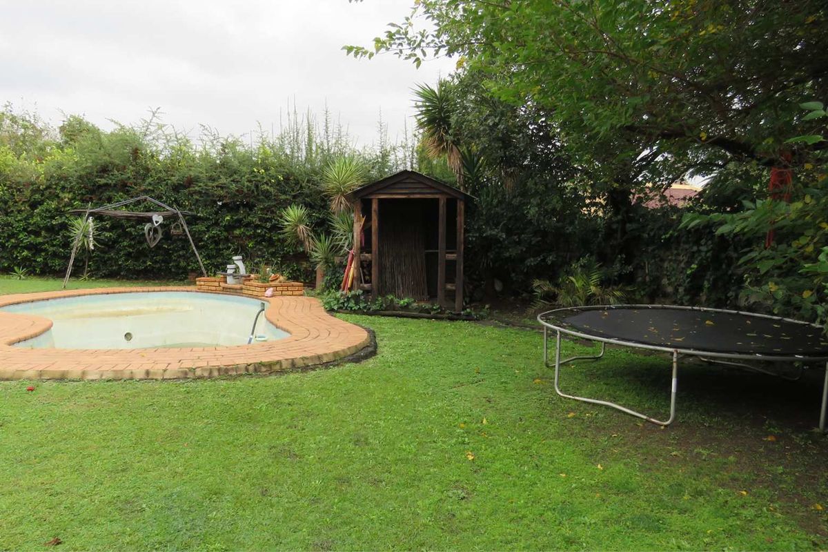 Three bedroom house with cottage in Raceview - Photo 3