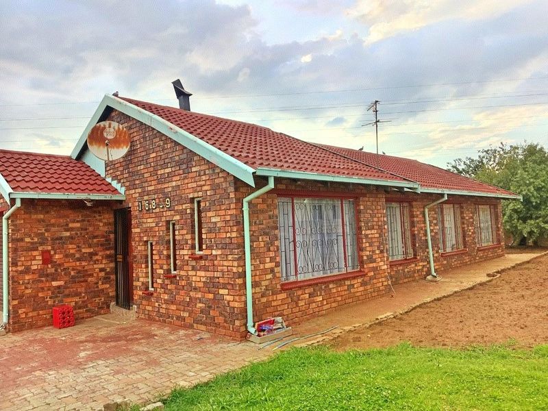 3 BEDROOM HOUSE FOR SALE EXIT 2 **SOLE MANDATE** - Photo 2