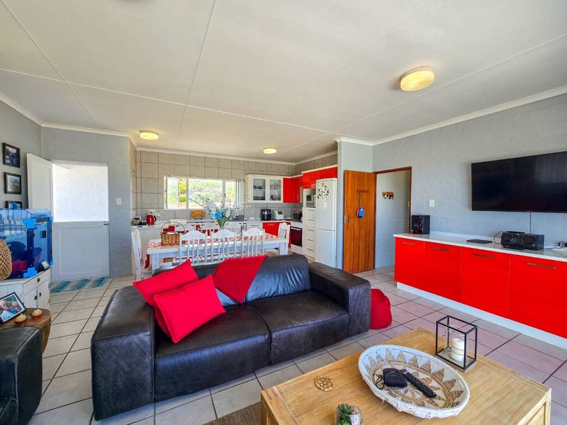 Four bedroom family home for sale in Jongensfontein. - Photo 5