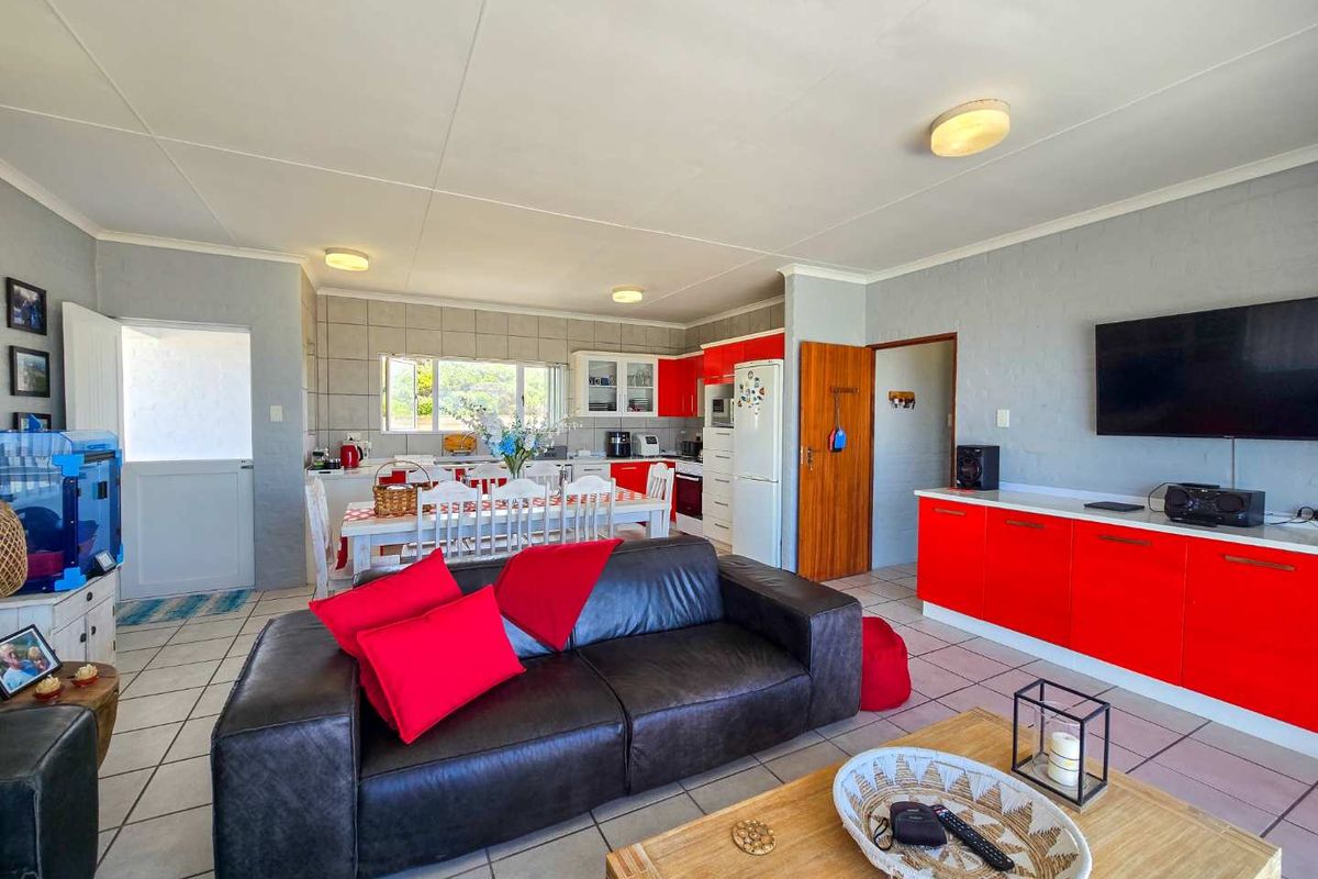 Four bedroom family home for sale in Jongensfontein. - Photo 5