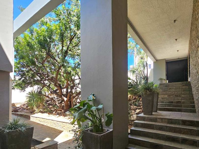 Garden Bliss: 4-Bedroom Gem in Ludwigsdorf - Photo 3