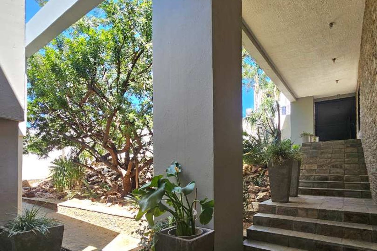 Garden Bliss: 4-Bedroom Gem in Ludwigsdorf - Photo 3