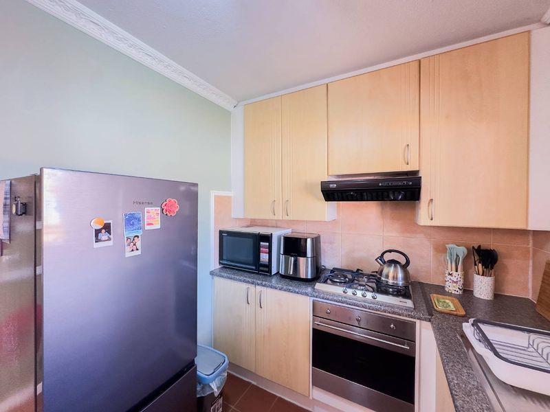 Stylish Renovated 2 Bedroom Townhouse with Stunning Garden in Equestria - Photo 7
