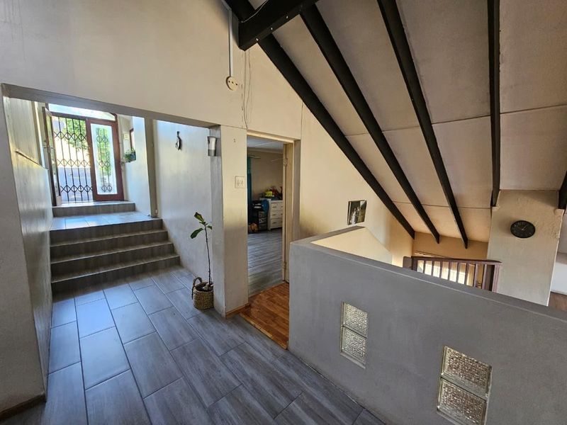 A Hidden Gem of Space, Character &amp; Tropical Charm Situated in Ocean view area - Photo 3