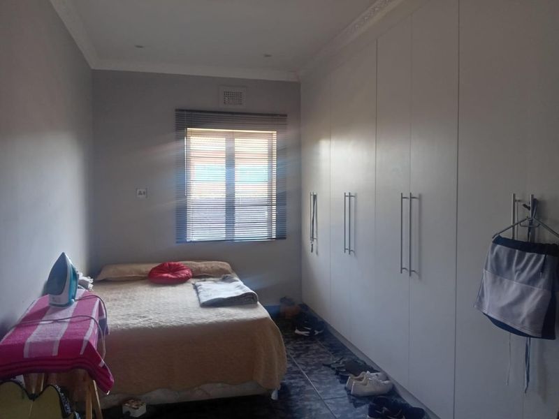 Investment-Ready Home with 3 Flatlets Income Potential - Photo 5