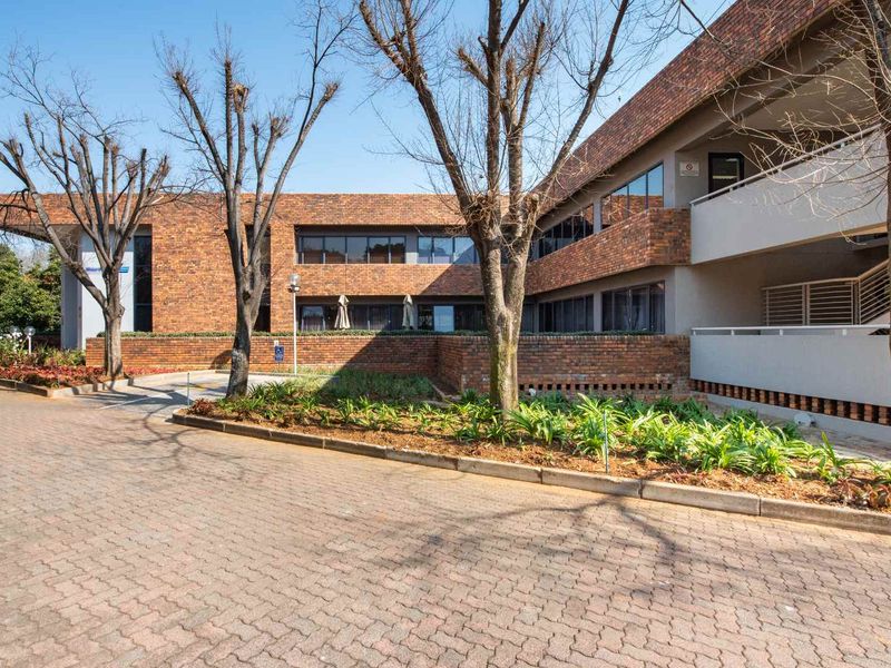 Private office space for 4 persons in Regus Eastrand Bedfordview - Photo 3