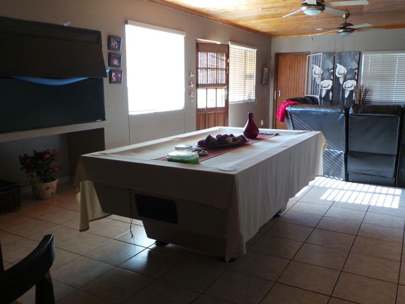 A True spacious low maintenance Family home close to schools perfect for the large family! - Photo 8