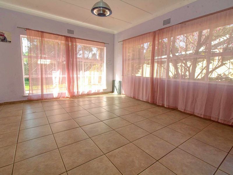 Space, Style, & Solar Savings: Your Dream Home Awaits! - Photo 10