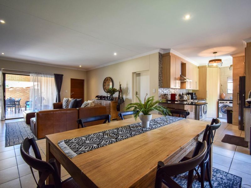 Stylish & Secure Home with Backup Power and Water - Photo 8