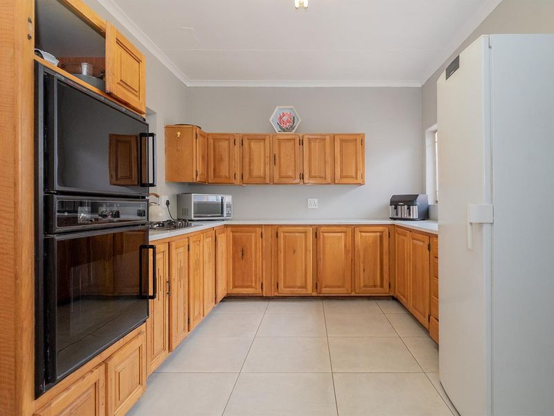 Lovely 3-Bedroom Family Home with Pool in Van Riebeeck Park - Photo 10